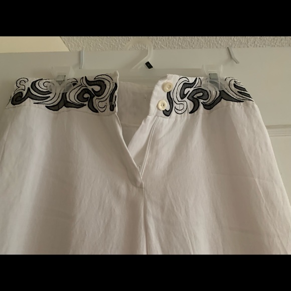 White linen summer capri with design belted. - Picture 2 of 2